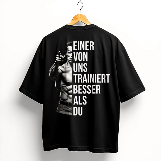 EINER VON UNS TRAINIERT BESSER ALS DU Unisex Oversized Shirt (Backprint)